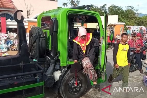 Lihat, Wanita ini Kendarai Truk Sampah ke Lokasi Wisuda - JPNN.COM