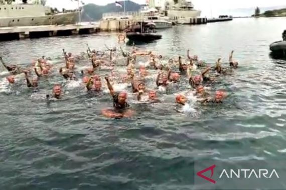 HUT TNI, 77 Orang Melakukan Water Trappen di Laut Natuna - JPNN.COM