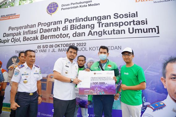 Bobby Nasution Salurkan Bantuan Rp 600 Ribu untuk Pengemudi Ojol Hingga Becak Bermotor - JPNN.COM