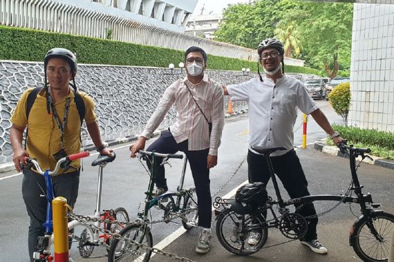 Pentolan Bobotoh Heru Joko Hadiri Rakor di Kemenpora dengan Bersepeda, Ini Alasannya - JPNN.COM