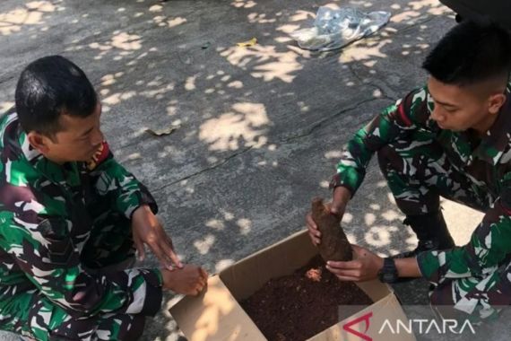 Gempar! Warga Cianjur Menemukan Mortir Aktif, Prajurit TNI Turun Tangan - JPNN.COM
