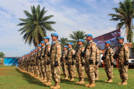 Ratusan Prajurit Satgas Kizi Gelar Upacara HUT ke-77 TNI di Kongo - JPNN.COM
