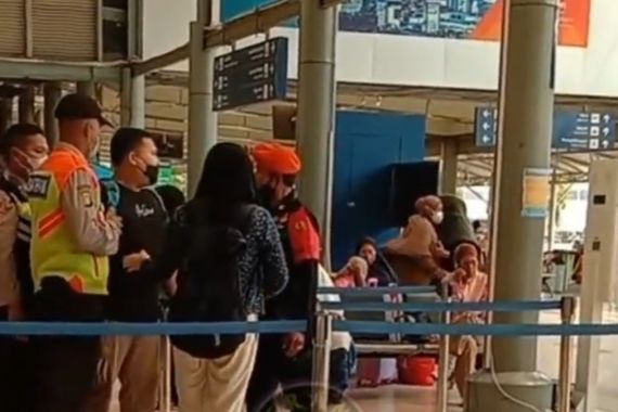 Penumpang Ribut dengan Petugas Stasiun Pasar Senen Viral, Ternyata Ini Penyebabnya - JPNN.COM