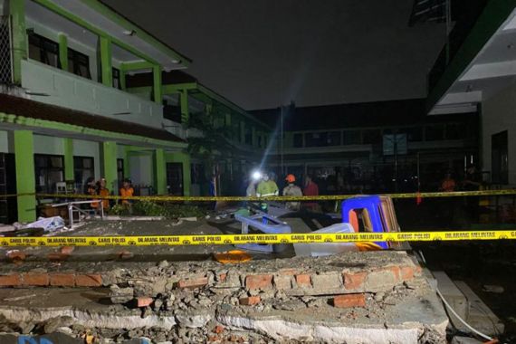 Innalillahi, 3 Siswa MTsN 19 Jakarta Tewas Tertimpa Tembok yang Diterjang Banjir - JPNN.COM
