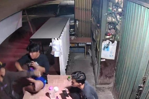 Viral Pemuda di Bekasi Tarik-tarikan HP dengan Begal, Akhirnya Begini - JPNN.COM