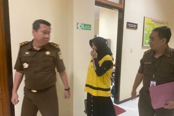 Sempat Buron, Ari Kusumawati Menyerakan Diri ke Kejari Tulungagung - JPNN.COM