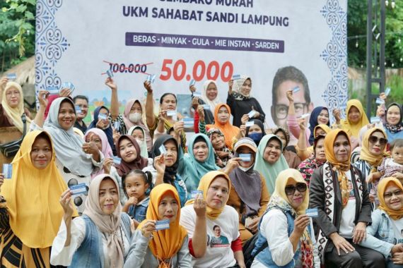 Prihatin dengan Kondisi Masyarakat, Sahabat Sandi Gelar Bazar Sembako Murah di Lampung - JPNN.COM