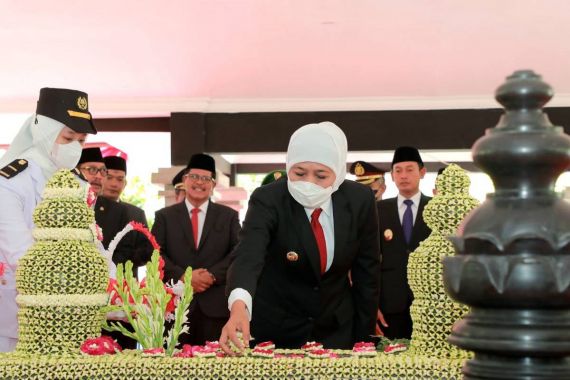 Peringati Hari Jadi Ke-77 Jatim, Gubernur Khofifah Berziarah ke Makam Pendahulunya - JPNN.COM