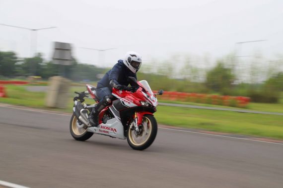 Test Ride Honda CBR250RR: Desain Sporty, Tenaga Mesin Buas - JPNN.COM