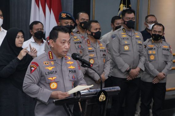 Kapolri: 11 Polisi Menembak Gas Air Mata, Suporter Arema Langsung Panik - JPNN.COM
