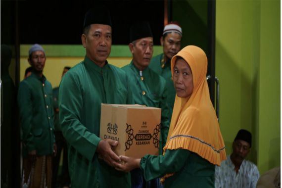 Dua Naga Membagikan Ribuan Paket Sembako untuk Anak Yatim dan Panti Jompo Sukoharjo - JPNN.COM