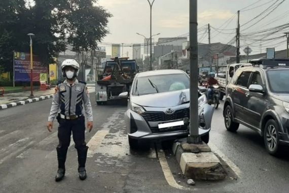 Sopir Mengantuk, Minibus Menabrak Tiang Lampu di Jatiasih, Lihat Tuh - JPNN.COM