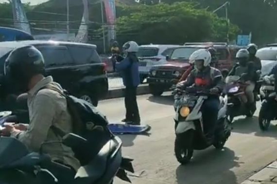 Polisi Buru Pengemudi Bus Yang Menabrak Pengendara Motor di Bekasi - JPNN.COM