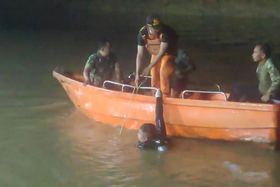 Berenang di Sungai Karang Mumus, Bocah 12 Tahun Hilang Terseret Arus - JPNN.COM