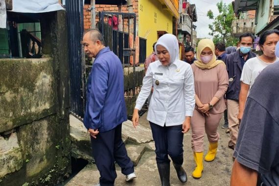 Tinjau Lokasi Langganan Banjir, Fitrianti Agustinda Langsung Turunkan Tim - JPNN.COM