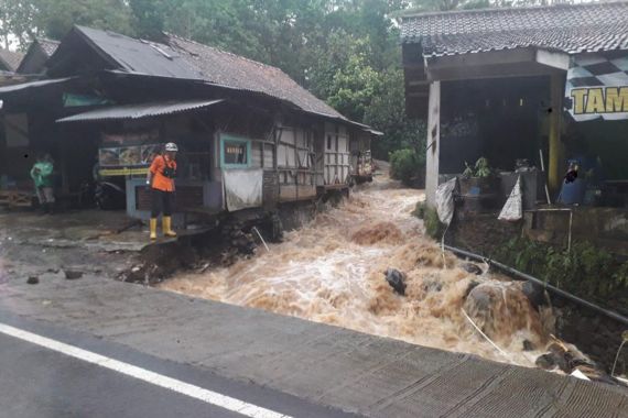 Seorang Penjual Gorengan Hilang Terseret Banjir di Ciamis - JPNN.COM