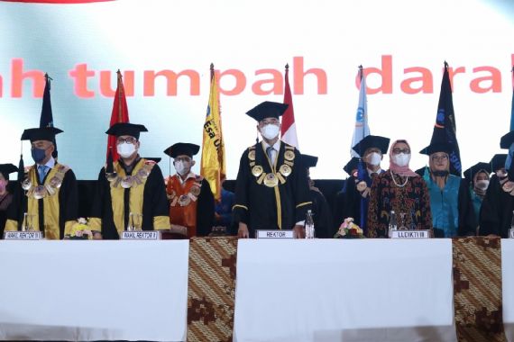 Universitas Esa Unggul Melepas 1.548 Wisudawan, Ini Pesan Rektor Arief - JPNN.COM