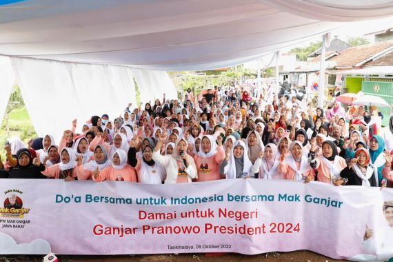 Ratusan Mak-mak di Tasikmalaya Dukung Ganjar jadi Presiden 2024 - JPNN.COM