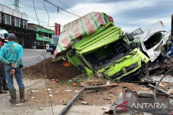 5 Mobil Terlibat Tabrakan Beruntun di Jalan Lintas Bukittinggi - Padang Panjang - JPNN.COM