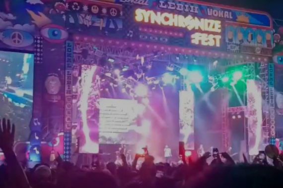 Penonton Denny Caknan dan Payung Teduh feat Pusakata Adu Suara di Synchronize Festival  - JPNN.COM