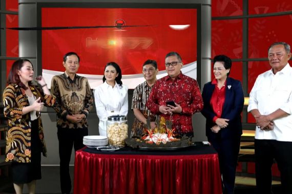 PDIP Rayakan HUT Ke-77 TNI dengan Sederhana, Makan Ayam 'Petarung' - JPNN.COM