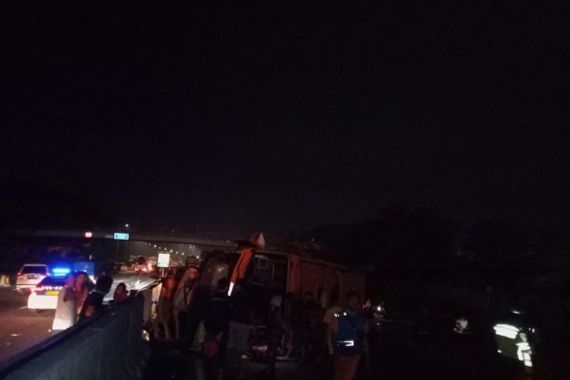 Bus Tabrak Pembatas Jalan di Tol Kejapanan, Tiga Orang Tewas - JPNN.COM