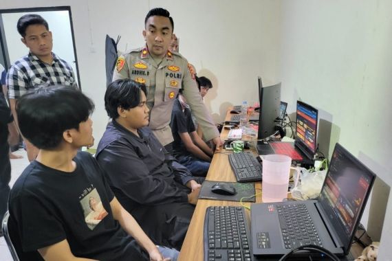 Polisi Menggerebek Operator Judi Online di Jakbar, Lihat Fotonya - JPNN.COM