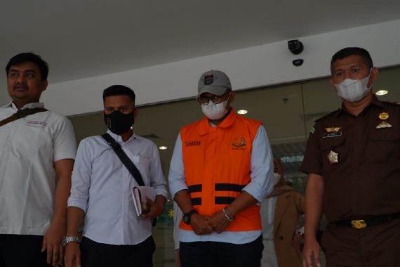 8 Bulan Buron, Ketua KONI Kampar Surya Darmawan Menyerahkan Diri ke Kejati Riau - JPNN.COM
