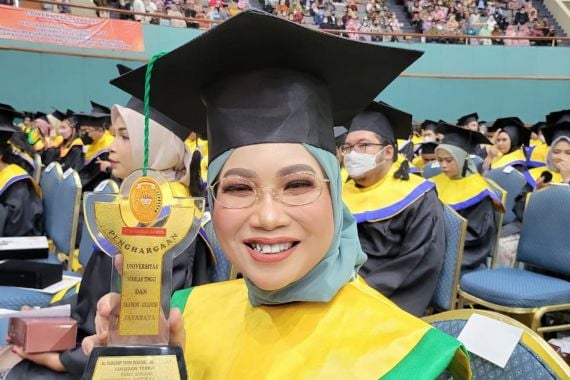 Inspektur Setjen DPR Furcony Terpilih Jadi Lulusan Terbaik Program Doktor Ilmu Hukum Ubaya - JPNN.COM
