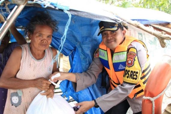 AKBP Sigit Mempersilakan Korban Banjir Menitipkan Motor di Kantor Polisi - JPNN.COM