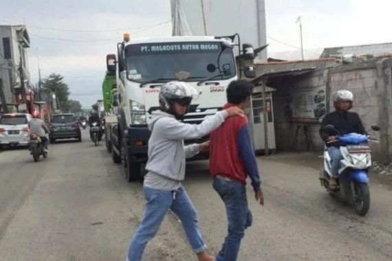 5 Preman Pelaku Pemalakan Sopir Truk di Bekasi Ditangkap Polisi, Rasain - JPNN.COM