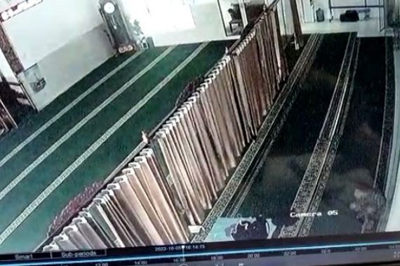 Seorang Lelaki Berbuat Dosa di Masjid, Aksinya Terekam CCTV, ya Ampun - JPNN.COM