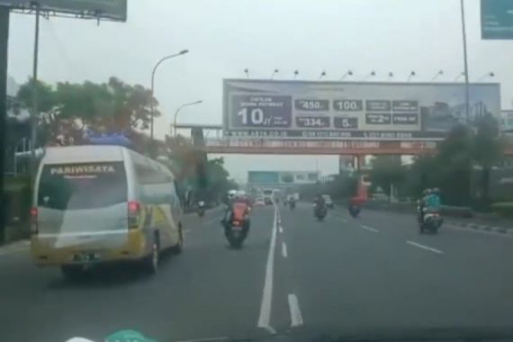 Viral Video Mobil Travel Nyaris Tabrak Petugas Dishub, Begini Akhirnya - JPNN.COM