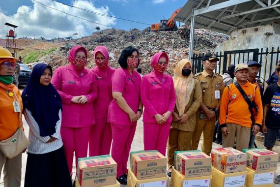 Perhatian Besar Bhayangkari Riau Kepada Pengais Rezeki di Tumpukan Sampah - JPNN.COM