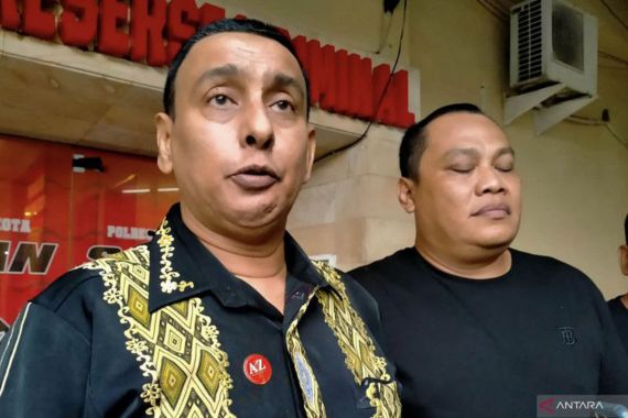 Ade Armando Dipolisikan Aremania ke Polresta Malang Kota - JPNN.COM
