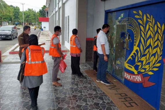 4 Tersangka Korupsi Makan Minum Program Rumah Santri Tahfiz Indramayu Ditahan - JPNN.COM