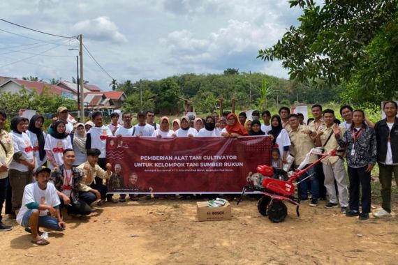 Orang Muda Ganjar Beri Alat Tani Cultivator dan Bibit Kepada Kelompok Tani di Jambi - JPNN.COM