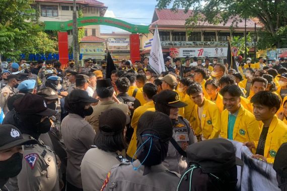 3 Pedemo Jadi Tersangka Pencemaran Nama Baik, Polda Riau Digeruduk Mahasiswa - JPNN.COM
