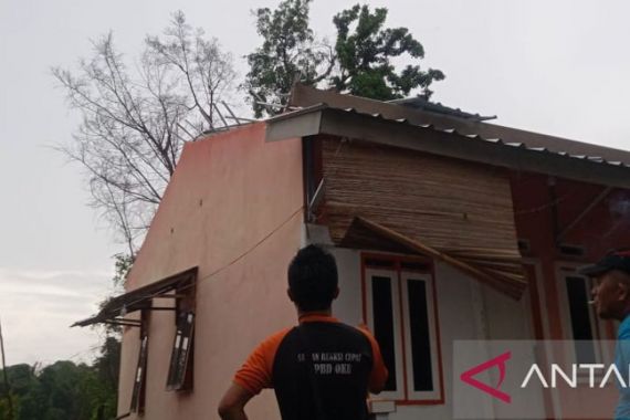 Angin Puting Beliung Menerjang OKU Sumsel, Puluhan Rumah Warga Rusak Berat - JPNN.COM