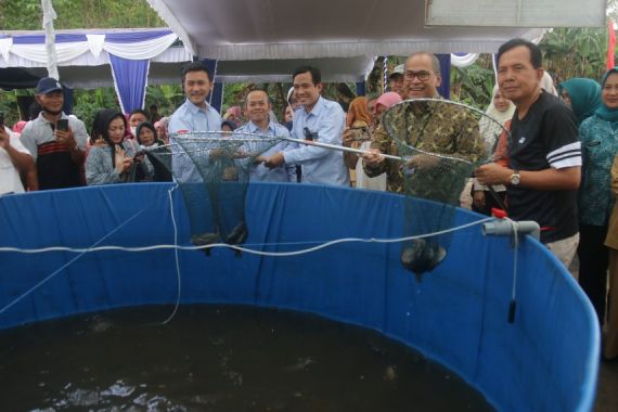 Kendalikan Inflasi, BI Sumsel Sebar Bibit Ikan Lele di Kota Prabumulih - JPNN.COM