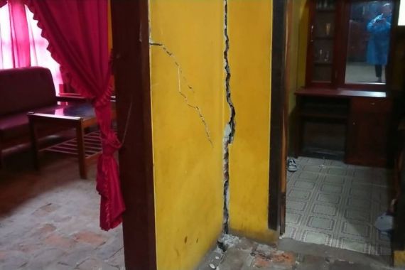 Warga Tulungagung Waswas, Rumah Mereka Tiba-Tiba Retak - JPNN.COM