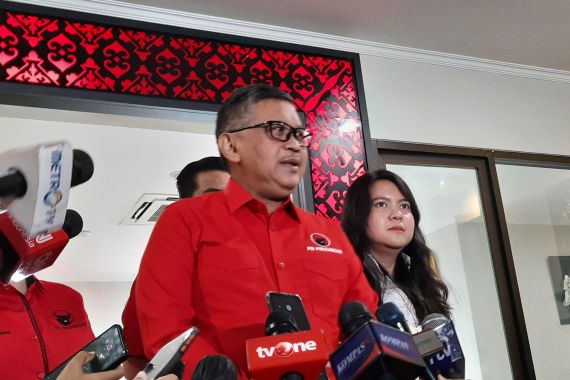 Jokowi Sebut Selalu Ada Rencana Reshuffle, Hasto Tersenyum Lalu Tertawa - JPNN.COM
