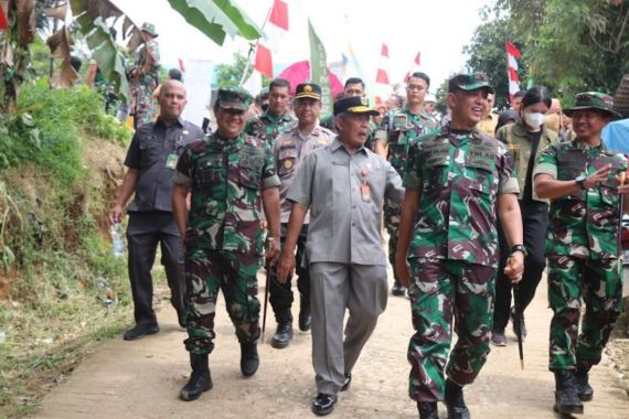 TNI Buka Akses Jalan yang Menghubungkan 2 Kecamatan di Bogor - JPNN.COM