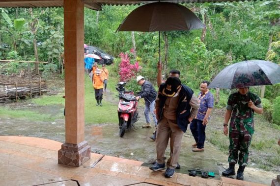 Gegara Tanah Retak, Puluhan Warga di Tulungagung Terpaksa Mengungsi - JPNN.COM