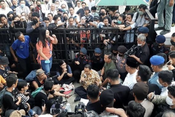 Anies Berdebat dengan Pedemo, Ngotot Tak Mau Menandatangani Surat Ini - JPNN.COM