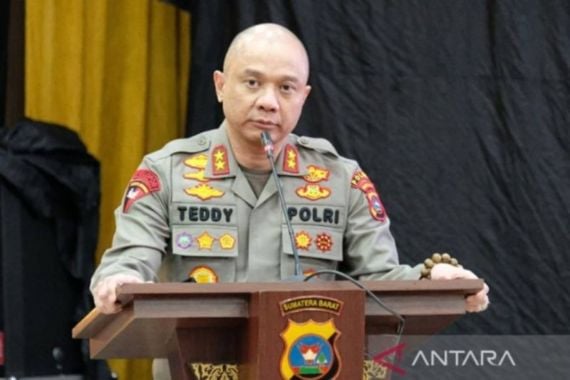 Jadi Tersangka Kasus Narkoba, Irjen Teddy Minahasa Belum Ditahan di Polda Metro Jaya - JPNN.COM
