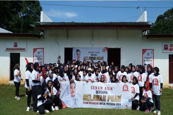 Lihat, Ratusan Wanita Pendukung Puan Maharani Bagi Sembako di Kota Batik - JPNN.COM