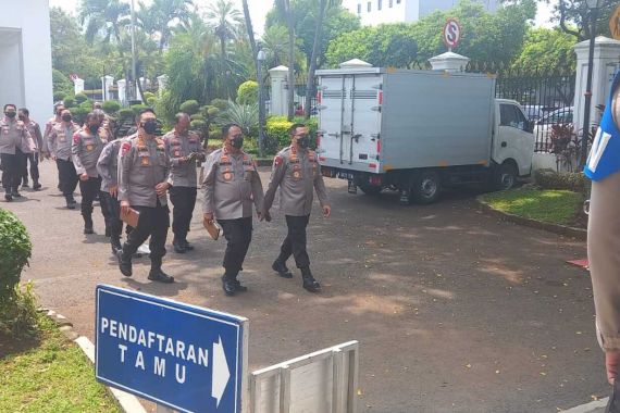 Tanpa Tongkat Komando dan Topi, Puluhan Kapolda Tiba Berbaris di Istana, Lihat - JPNN.COM