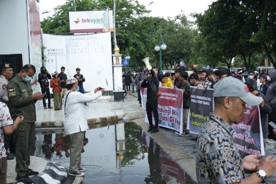 Dukung Implementasi UU Cipta Kerja, Massa AMRIS Lakukan Aksi di Kejati Riau - JPNN.COM