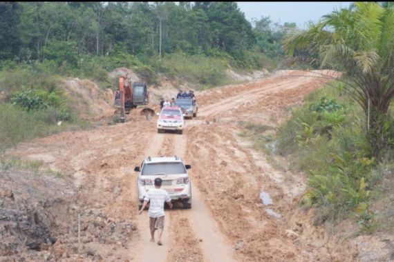 Membangun Jalan Perbatasan di Kalbar, Pemerintah Mengucurkan Rp 1,2 Triliun - JPNN.COM